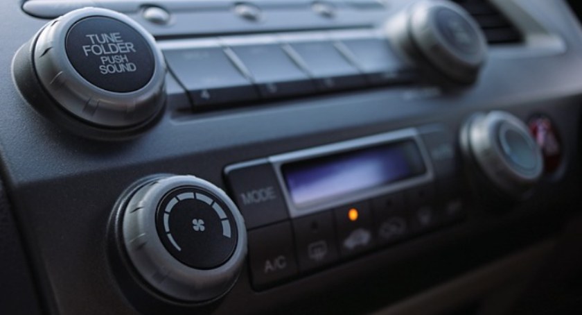 Chciał sprzedać radio samochodowe. Stracił 28 tys. zł