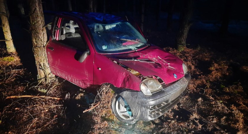 Brawurowa jazda samochodem seicento! Nastolatkowie dachowali [FOTO]