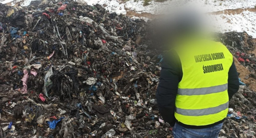 Zakopali co najmniej 22 tony odpadów! GIOŚ informuje o wykryciu nielegalnego procederu [FOTO]