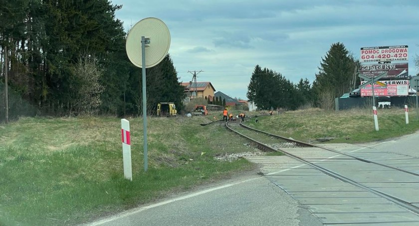 Policja szuka złodziei. Ukradli podkłady kolejowe