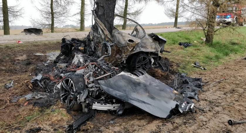 Samochód uderzył w drzewo i spłonął. Nie żyją dwie osoby [FOTO]