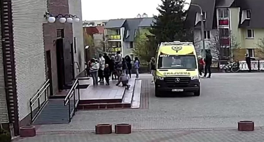 Ambulans przed kościołem w Łomży. U parafianina doszło do zatrzymania krążenia