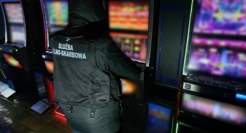 Funkcjonariusze KAS weszli do lokalu w Łomży! Zabezpieczyli automaty do gier