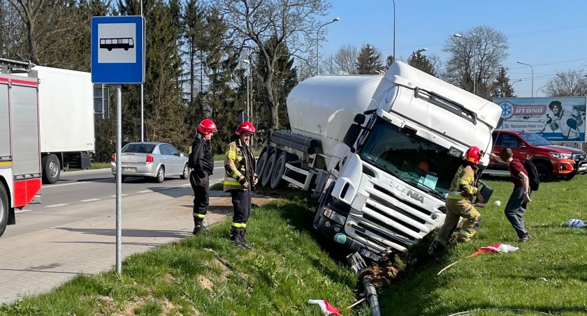 Ciężarówka w rowie! [FOTO] [AKTUALIZACJA]