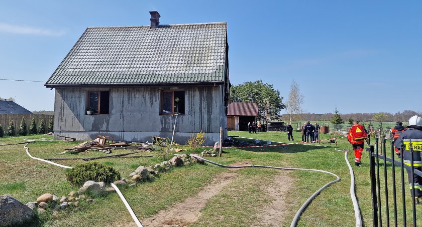 Pożar domu w Stanisławowie. Z ogniem walczyły cztery zastępy strażaków [FOTO]