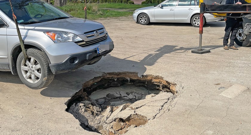 [AKTUALIZCJA]  Wielka dziura w centrum Łomży. Auto wyciągała pomoc drogowa [FOTO]