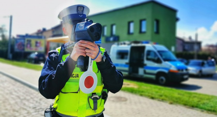 Policja prowadzi działania „Prędkość”. Kierowcy muszą uważać na drogach