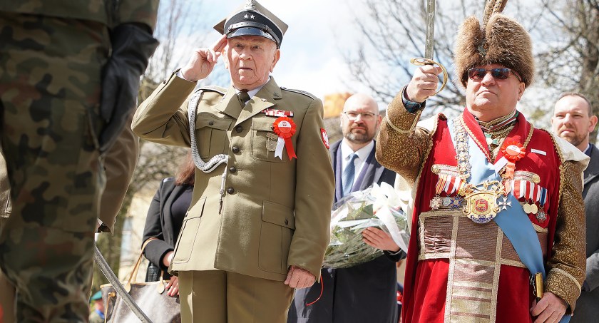  Wiwat 3 Maja! Kwiaty pod pomnikiem Żołnierzy 33 Pułku Piechoty [FOTO]