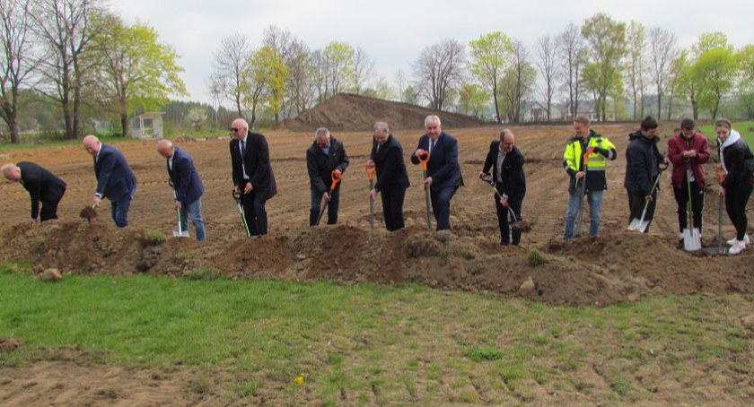 Szpadle poszły w ruch. Rozpoczęła się przebudowa kompleksu sportowego w Jedwabnem [FOTO]