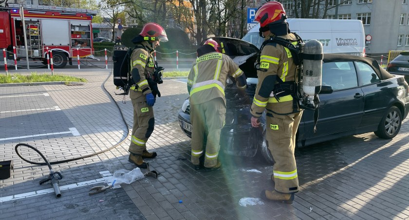 Pożar golfa w centrum Łomży. Szkoda całkowita [FOTO]