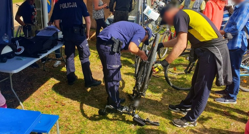 135 rowerów oznakowali wczoraj łomżyńscy policjanci