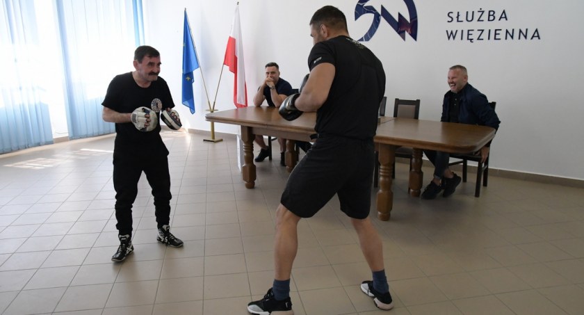 Sportowcy w Czerwonym Borze. Opowieści i pokaz walki