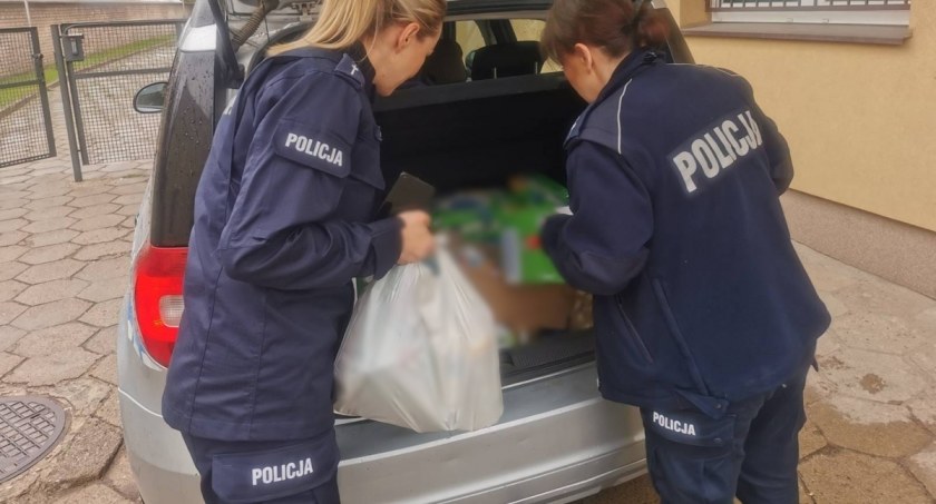 Łomżyńscy policjanci też pomagają uchodźcom