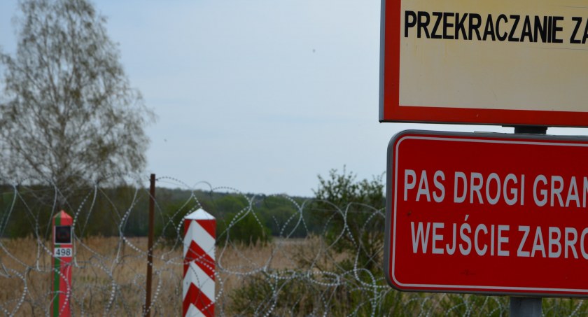 Granica z Białorusią. Cudzoziemcy przecięli zasieki, polskie patrole obrzucone kamieniami