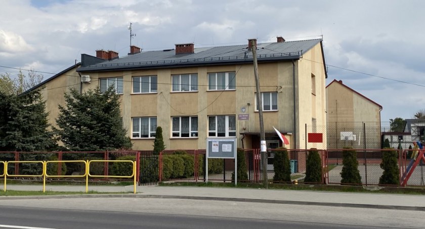 Szkoła podstawowa z przebudowanym dachem. Będzie ciepło i sucho