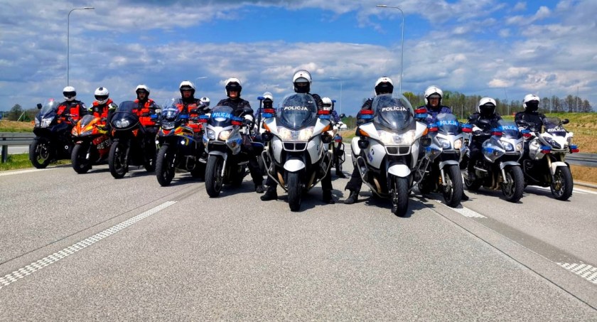 Szkolenie motocyklistów. Policjanci i ratownicy medyczni jeździli w Konarzycach [FOTO, VIDEO]