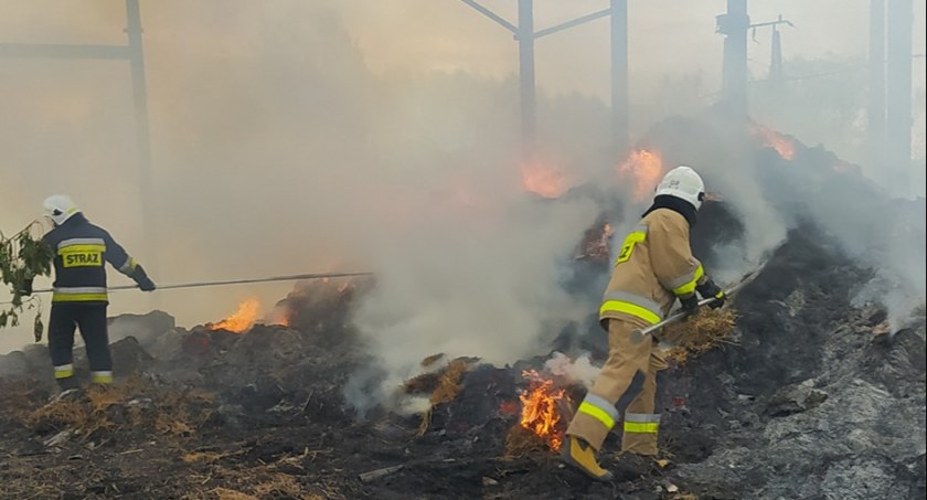 Paliło się ok. 250 bel siana. Akcja gaśnicza trwała 12 godzin! [FOTO]
