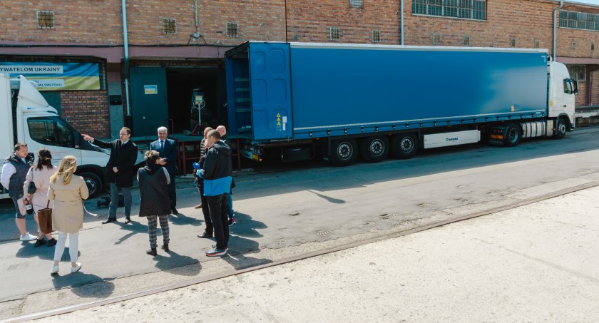 Kolejny transport darów trafi do obywateli Ukrainy. Dwa tiry wyjechały dziś z magazynu [FOTO]