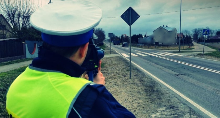 Jeżdżą zbyt szybko. Dwie osoby straciły uprawnienia za prędkość