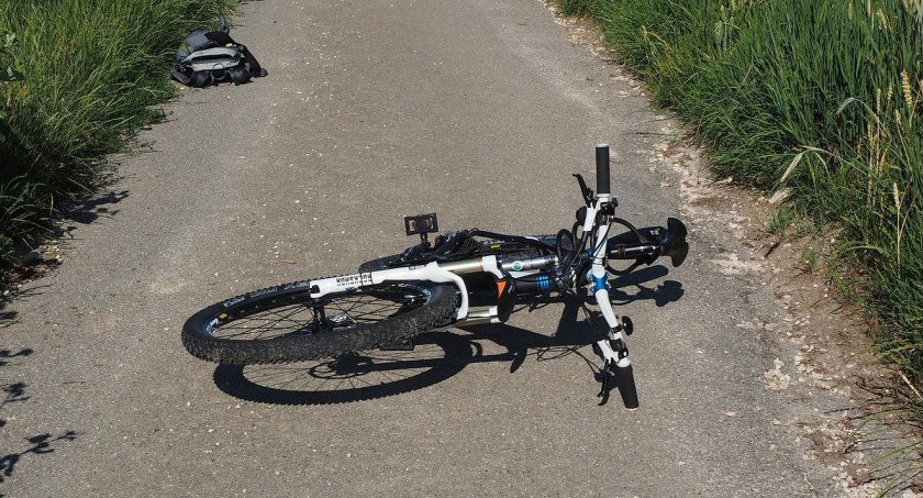 Zdarzenie drogowe z udziałem młodych rowerzystów. 13-latek został zabrany do szpitala