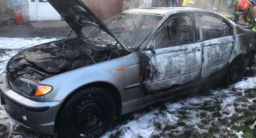 Pożar w Wyrzykach. Spłonęło BMW [FOTO]