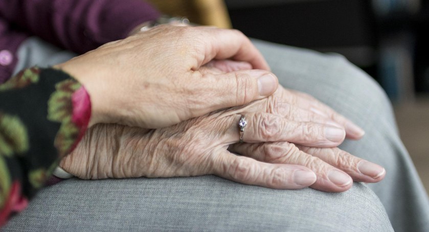 Korpus Wsparcia Seniorów. Mieszkańcy Łomży mogą otrzymać opaski bezpieczeństwa