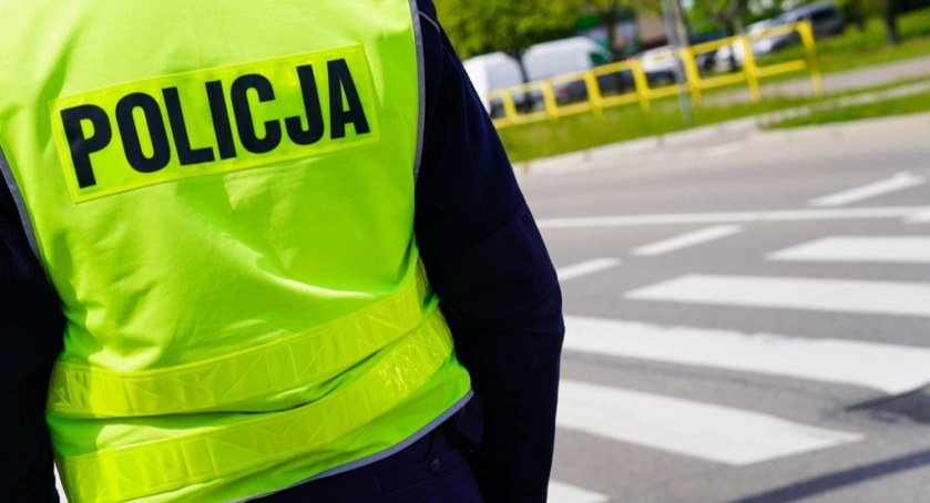 Policjanci przyglądają się bezpieczeństwu pieszych