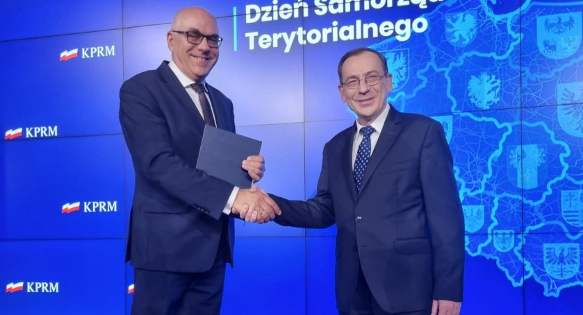 Starosta łomżyński z odznaką za zasługi dla samorządu