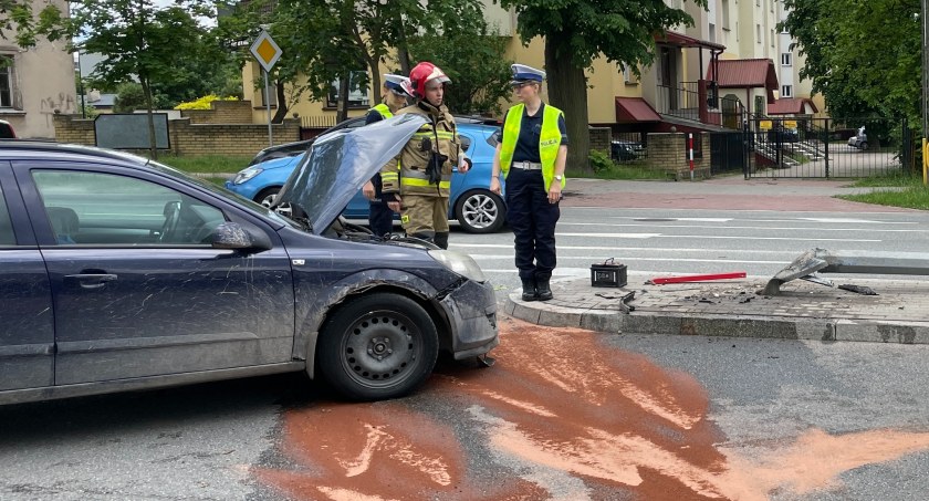 Kraksa na Sikorskiego w Łomży! Kierowca opla trafił do szpitala [FOTO]