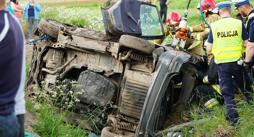 Groźny wypadek na drodze Jedwabne-Wizna! Dwie osoby poszkodowane po dachowaniu [FOTO]