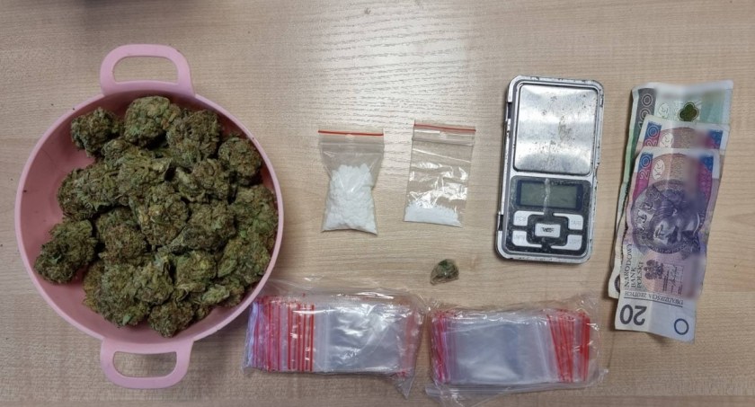 Marihuana i amfetamina w szafie. 41-latek z Łomży zatrzymany