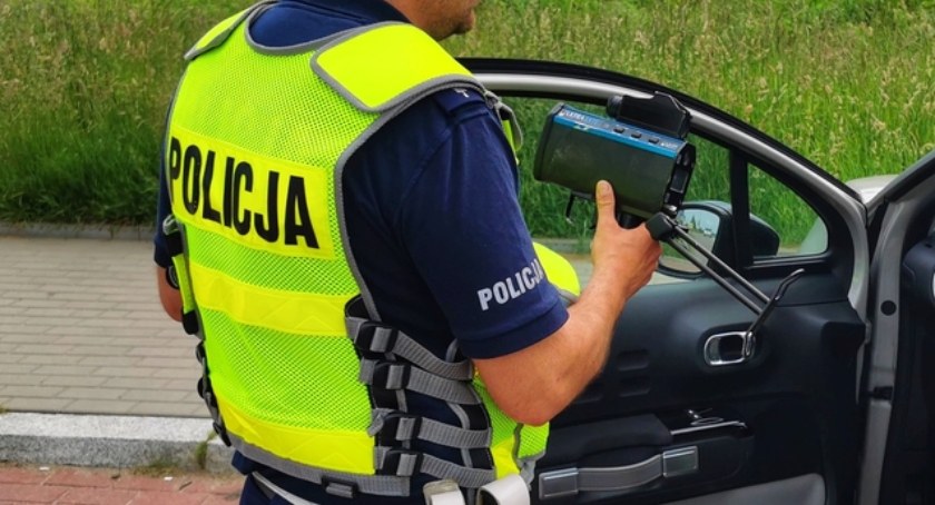 Przekroczył prędkość w Marianowie. Policjanci założyli mu kajdanki
