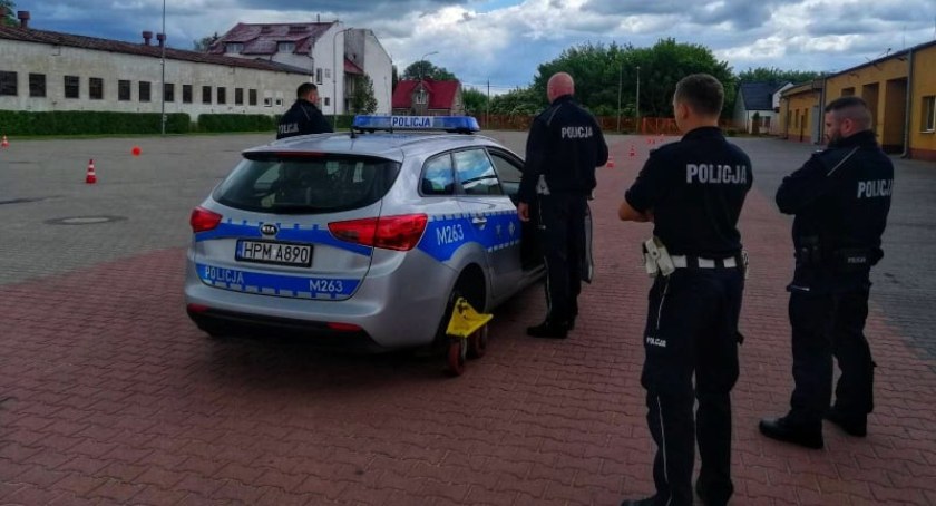 Łomżyńscy policjanci szkolili się. Ćwiczyli technikę jazdy samochodami 