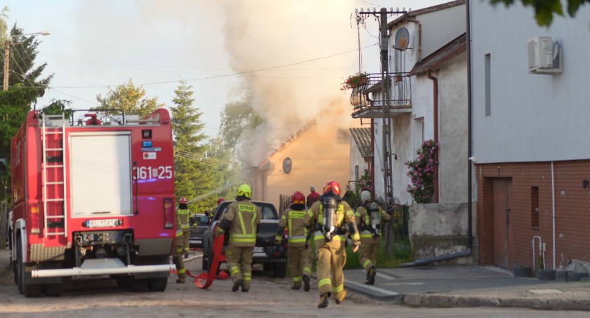 Pożar domu jednorodzinnego w Nowogrodzie. Ranny strażak [FOTO]