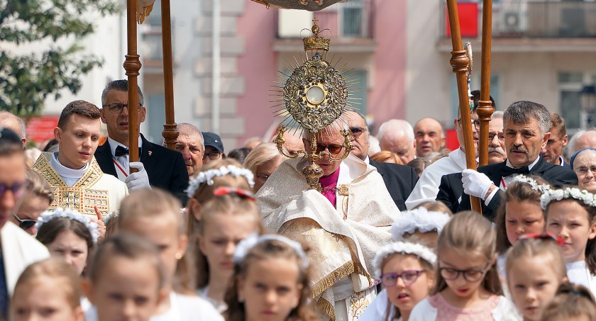 Boże Ciało 2022. Wierni przeszli ulicami Łomży [FOTO]