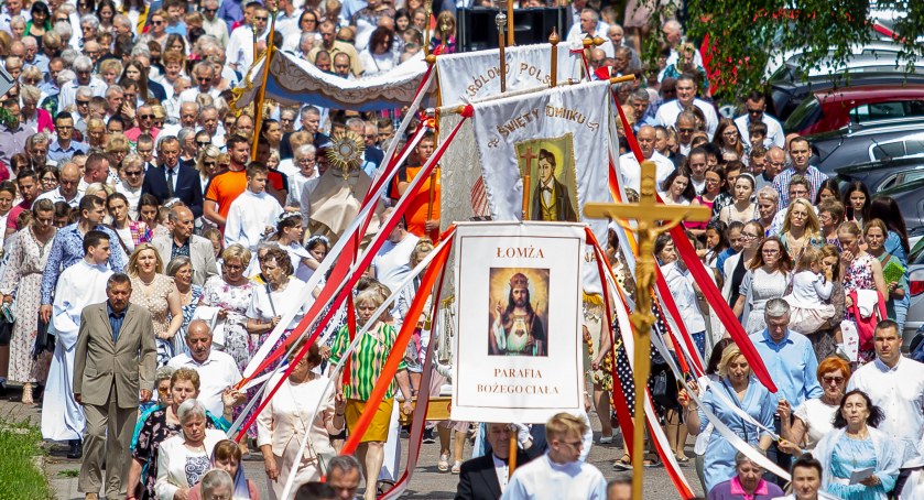 Boże Ciało w parafii pw. Bożego Ciała w Łomży. Wierni wzięli udział w procesji [FOTO]