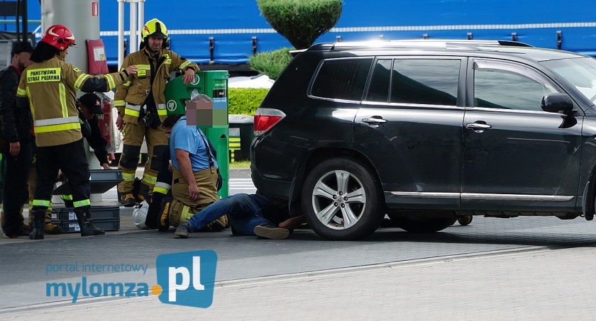 Zamknięty wjazd na stację paliw w Łomży. Na miejscu straż pożarna i policja [FOTO]