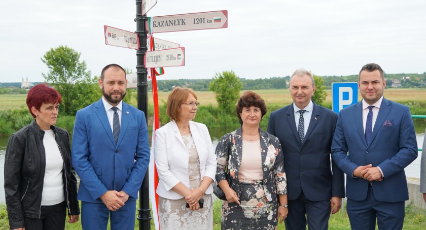 Przyjaciele Łomży mają swoją tablicę na drogowskazie [FOTO]