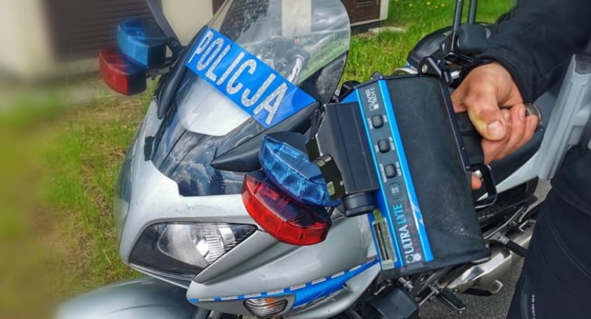 137 km/h w obszarze zabudowanym. 27-latek ukarany wysokim mandatem