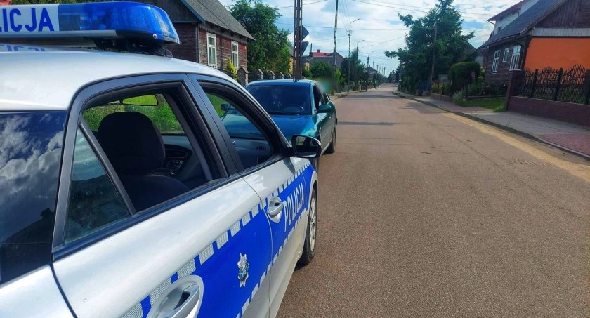 Poszukiwany 39-latek z zakazem kierowania pojazdami podróżował autem bez badań technicznych
