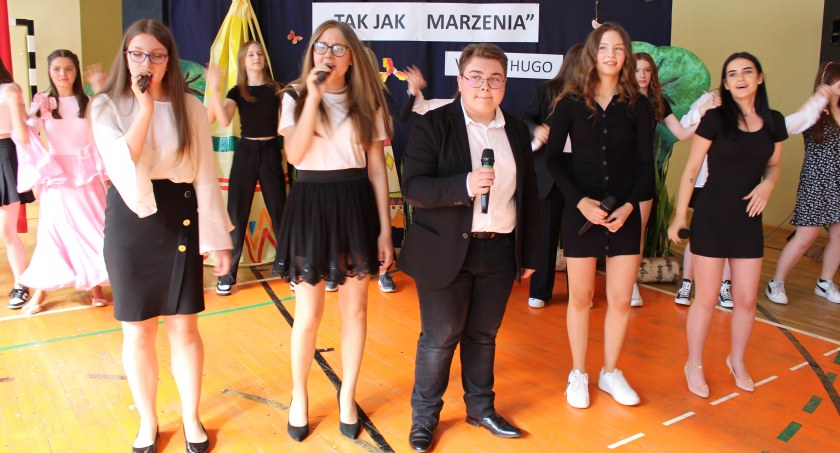 Uroczyste pożegnanie 8-klasistów z SP1 w Łomży [FOTO]