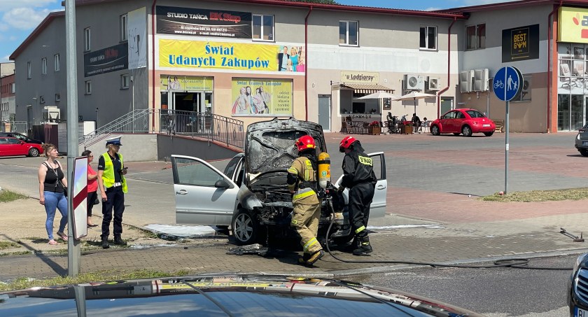 Łomża. Pożar samochodu przy wyjeździe z parkingu [FOTO]