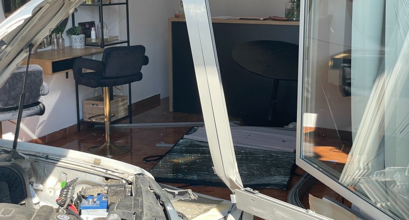 Łomża. Mężczyzna wjechał w witrynę salonu kosmetycznego [FOTO]