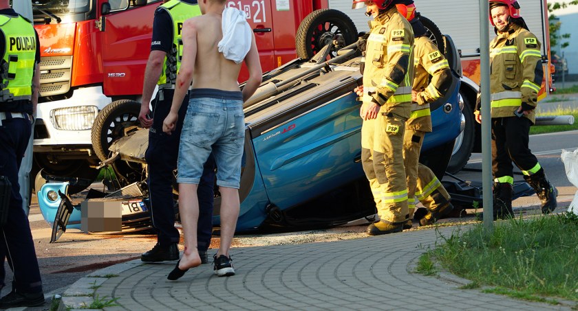 Dwa auta i motocykl. Dachowanie w Nowogrodzie [FOTO]