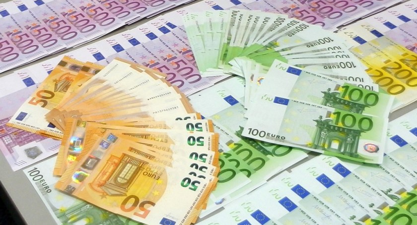 Próbowała przewieźć w walizce 18 tys. euro. Musiała zapłacić 10 tys. zł mandatu
