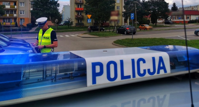 Policjanci apelują do kierowców i pieszych o rozwagę na drodze