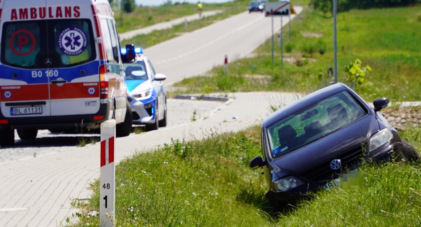 Zasłabła za kierownicą volkswagena. Samochód wpadł do rowu [FOTO]