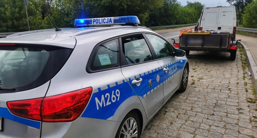 Źle zabezpieczył przyczepkę. Policjantom zaproponował wakacyjny wyjazd