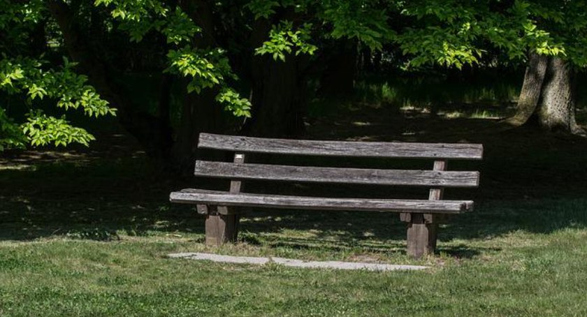 Łomża. 54-latek siłą rozbierał kobietę na ławce w parku 
