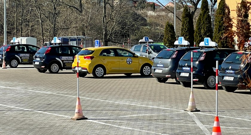 Zdawalność w ośrodkach szkolenia kierowców. Mamy dane z Łomży